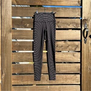 ALO Yoga High Waist Printed Airbrush Leggings in black/gray